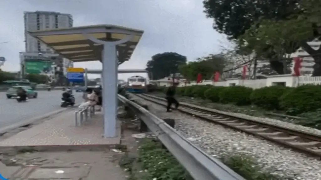 Clip “khoảnh khắc thanh niên thoát chết trước mũi tàu” nổi bật tuần qua