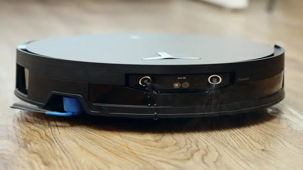 Ecovacs X12 - robot đầu tiên có hệ thống phun nước vào vết bẩn