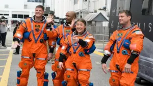 Các phi hành gia làm gì trong 10 ngày bay quanh Mặt Trăng?