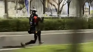 Hơn 300 robot hình người thi chạy bán marathon tại Trung Quốc
