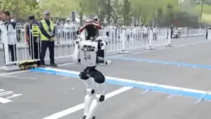 Những cú ngã của robot hình người tại giải chạy Bắc Kinh