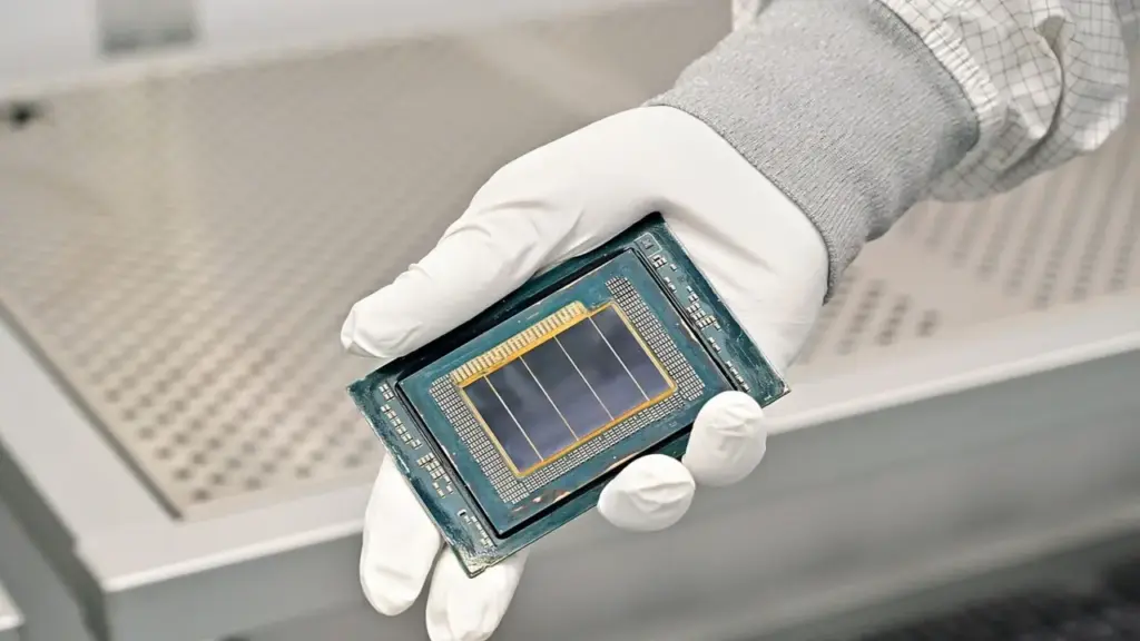 Intel xuất xưởng lô chip đầu tiên từ cỗ máy 380 triệu USD