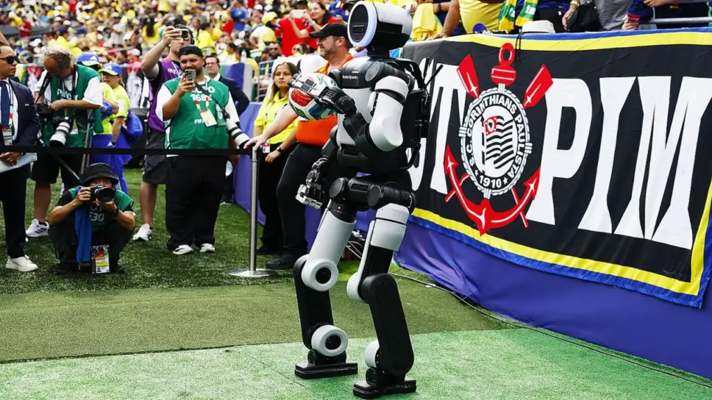 Robot hình người trao bóng trong trận Brazil - Na Uy